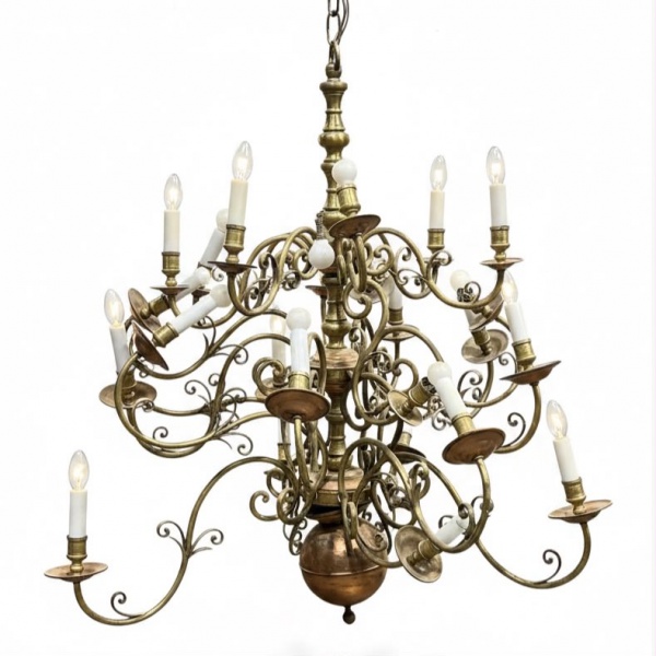 Lustre de teto em metal com acabamento em latão e cobre, de estilo clássico, com múltiplos braços ornamentados em volutas e bocais para velas elétricas, medindo 155 cm de altura total e 110 cm de diâm