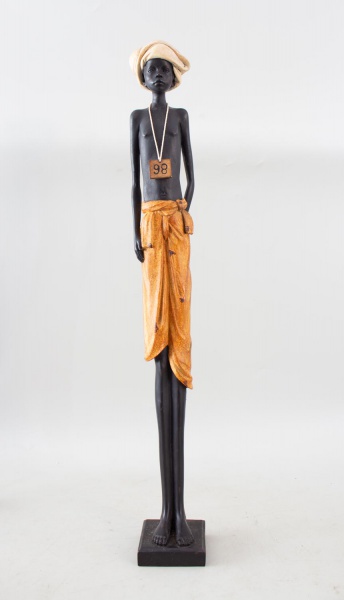 Escultura decorativa representando figura feminina africana, confeccionada em resina com policromia nas cores preta e dourada, medindo 60 cm de altura, apresentando marcas do tempo e leves desgastes c