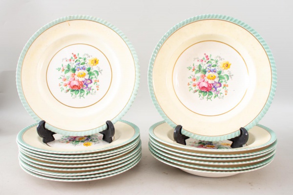 Lote contendo 10 pratos rasos e 7 pratos fundos em porcelana inglesa Johnson Bros., decoração floral policromada com bordas em tom verde e amarelo, apresentando marcas de uso, desgastes, leves manchas