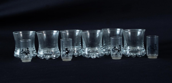 Lote composto por 6 copos e 4 cálices para licor em vidro incolor, sendo os maiores medindo 7 cm de altura por 6 cm de diâmetro, apresentando marcas de uso e conservação compatíveis com o tempo.