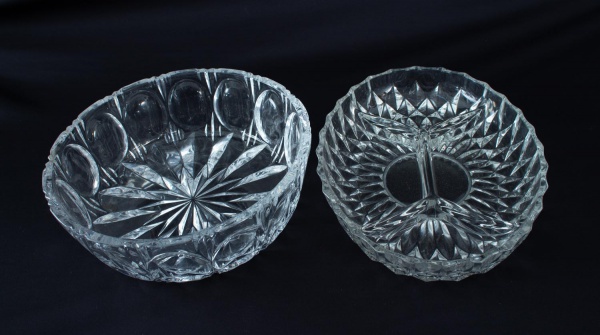 Lote composto por 1 bowl e 1 petisqueira, medindo o maior 8 cm de altura por 24 cm de diâmetro, apresentando marcas de uso e conservação compatíveis com o tempo.