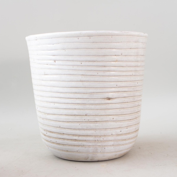 Vaso cachepot em cerâmica esmaltada na cor branca, com corpo cônico e decoração em frisos horizontais, medindo 24 cm de altura por 25 cm de diâmetro, apresentando marcas de uso, desgastes e sinais do