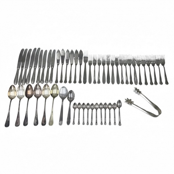 Faqueiro incompleto da marca Hércules, composto por 53 peças em aço inox, de modelos variados, apresentando marcas de uso e conservação compatíveis com o tempo.