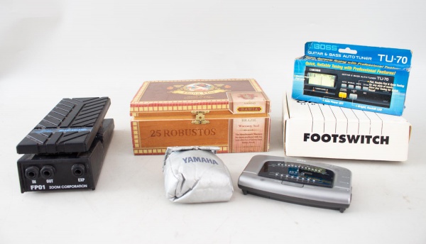Lote composto por acessórios e equipamentos para instrumentos musicais, incluindo pedal de expressão Zoom, afinador eletrônico Boss TU-70 para guitarra e contrabaixo, afinador Korg DT-3, footswitch co