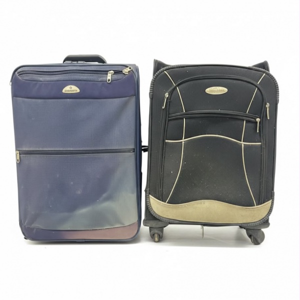 Lote composto por duas malas de viagem em material sintético, ambas com alça retrátil e rodízios, medindo 54 cm de altura, 36 cm de largura e 20 cm de profundidade, apresentando marcas de uso e desgas