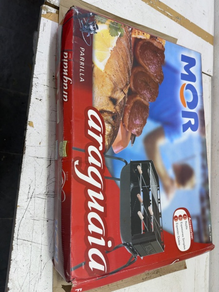 Churrasqueira portátil da marca MOR, modelo Parrilla, em estrutura metálica desmontável, vendida no estado, apresentando oxidação intensa, resíduos de uso e desgastes compatíveis com a utilização.