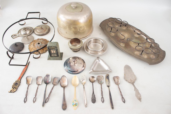 Lote composto por objetos decorativos e utilitários diversos, incluindo boleira com tampa, suporte metálico, descansos de panela, calendário perpétuo, saleiro, descanso de copos, colheres e utensílios