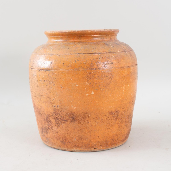 Vaso em cerâmica de bojo bojudo e borda revirada, medindo 25 cm de altura e 17 cm de diâmetro na boca, vendido no estado, com marcas de uso e desgastes compatíveis com o tempo.