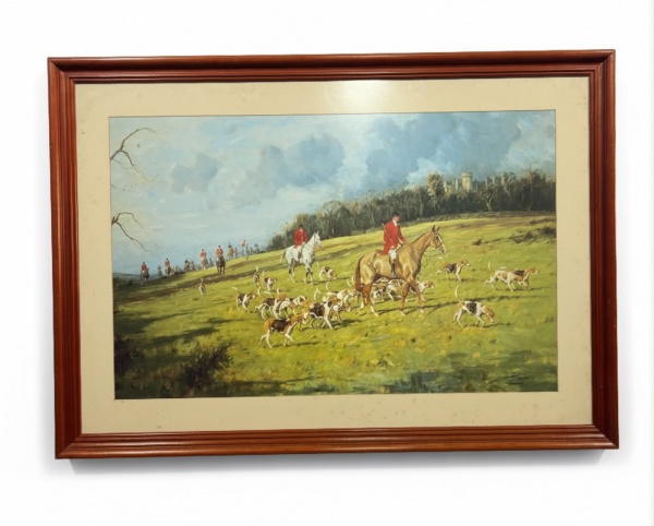 Reprodução artística emoldurada representando cena de caça à raposa com cavaleiros e matilha em paisagem campestre, protegida por vidro e acondicionada em moldura de madeira, medindo 70 x 100 cm (medi