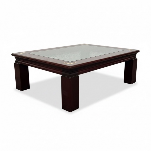 Mesa de centro em madeira com tampo em vidro encaixado, de linhas retas e pés robustos, medindo 42 cm de altura, 80 x 120 cm, apresentando marcas de uso e vidro com trincado.