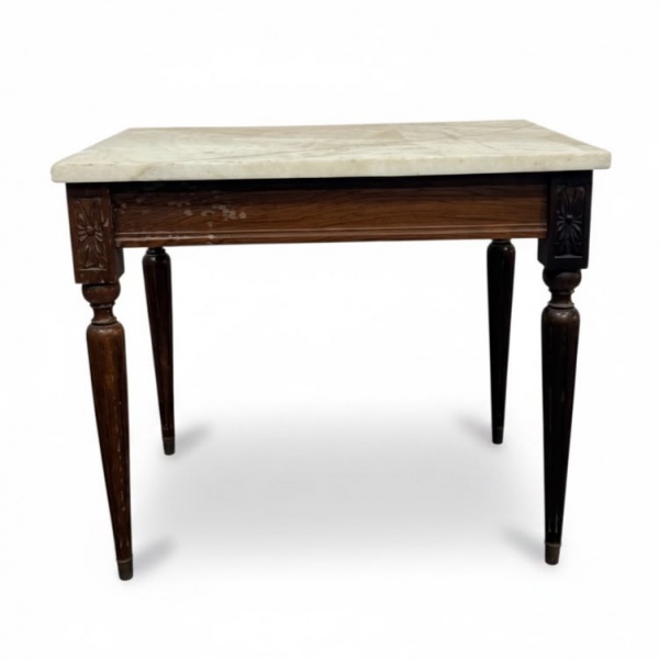 Mesa lateral em madeira com tampo em pedra natural, pernas torneadas e detalhes entalhados, medindo 52 cm de altura e 40 x 60 cm, apresentando marcas de uso e bicado na pedra.