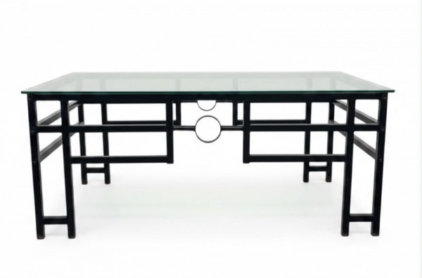 Mesa de centro em metal com estrutura geométrica e tampo retangular em vidro, medindo 44 cm de altura e 65 x 105 cm, apresentando marcas de uso e pontos de oxidação na estrutura metálica.
