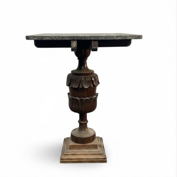 Mesa lateral em madeira com base central torneada e entalhada em motivos vegetalistas, tampo quadrado em pedra natural, medindo 80 cm de altura e 60 x 60 cm, apresentando marcas do tempo e desgastes c