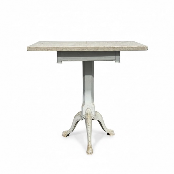 Mesa de apoio em ferro fundido pintado na cor branca, com tampo retangular em mármore bege, apoiada sobre coluna central e base tripé com pés em formato de garra, medindo 80 cm de altura e 82 x 55 cm,