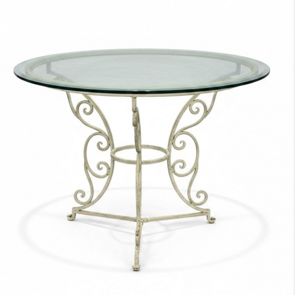 Mesa de jantar em ferro com base trabalhada em arabescos e tampo circular em vidro incolor, medindo 70 cm de altura e 80 cm de diâmetro, apresentando marcas do tempo, leves desgastes na pintura e sina