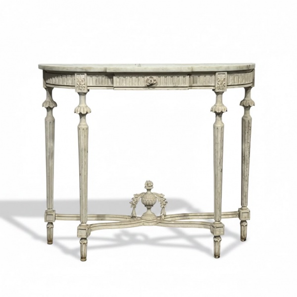 Aparador estilo neoclássico em madeira patinada, com tampo em mármore, pernas torneadas e caneladas unidas por travessa com ornamento central em forma de urna, medindo 82 cm de altura, 95 cm de compri