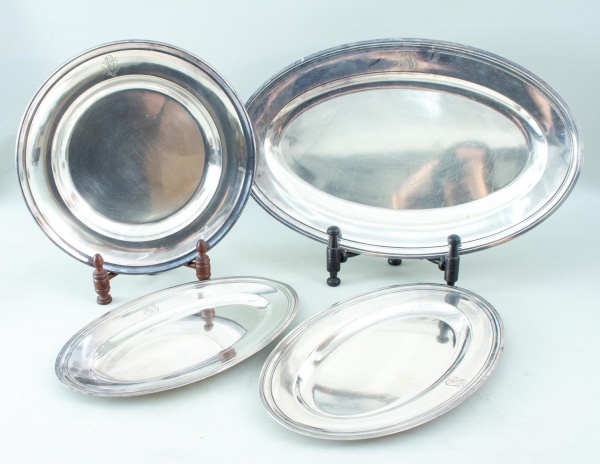 Lote composto por 4 travessas ovais em metal prateado da marca Christofle, de tamanhos variados, medindo a maior 48 cm de comprimento, apresentando marca do fabricante na base, além de marcas do tempo