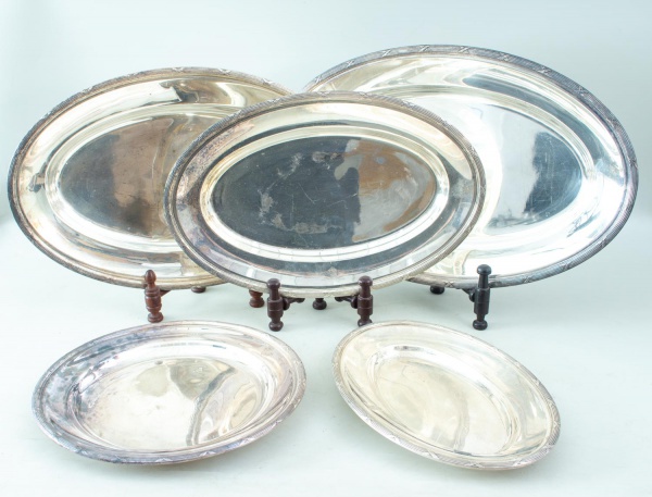 Lote composto por 5 travessas ovais em metal prateado da marca Fracalanza, de tamanhos variados, medindo a maior 50 cm de comprimento, apresentando marca do fabricante na base, além de marcas do tempo