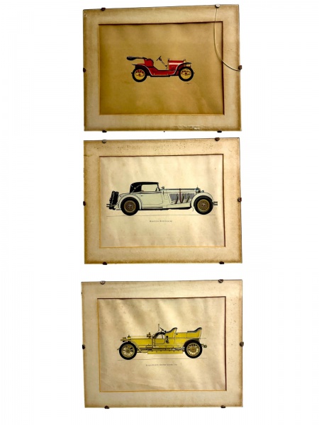 Lote composto por três gravuras representando automóveis clássicos, incluindo Rolls-Royce Silver Ghost 1907, Mercedes-Benz 1928 (SS) e automóvel antigo assinado e datado de 1987, emolduradas sob vidro