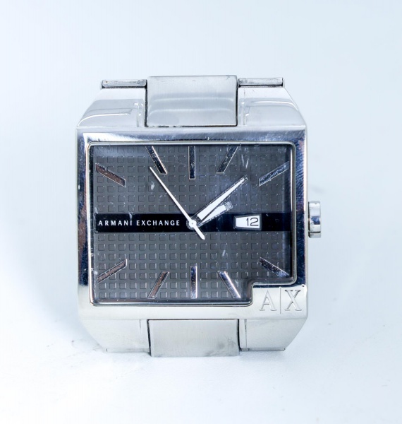 Relógio de pulso Armani Exchange (A|X), original, com caixa e pulseira em aço inox, mostrador preto texturizado de formato quadrado com calendário, movimento a quartzo, testado, revisado e em pleno fu