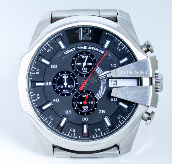 Relógio de pulso Diesel, original, com caixa e pulseira em aço inox, mostrador preto com detalhes em vermelho, função cronógrafo e calendário, movimento a quartzo, testado, revisado e em pleno funcion