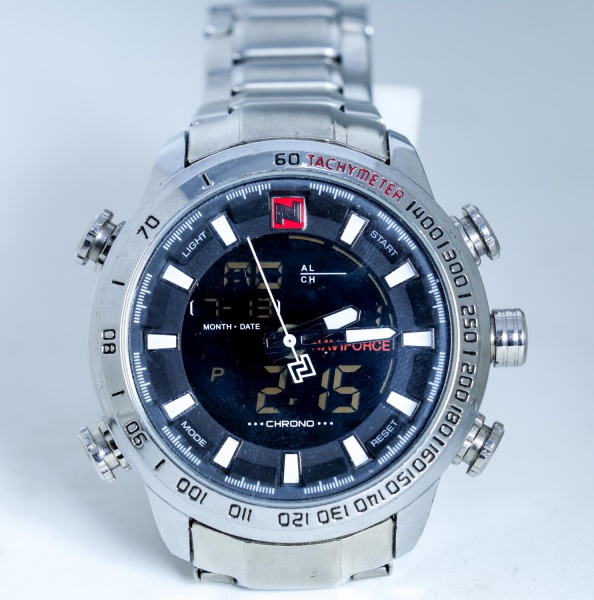 Relógio de pulso Naviforce, original, modelo NF9093M, com caixa e pulseira em aço inox, mostrador analógico e digital, função cronógrafo, calendário, alarme e iluminação, bezel taquímetro, movimento a