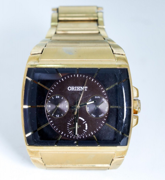 Relógio de pulso masculino Orient, original, com caixa e pulseira em aço inox com acabamento dourado, mostrador preto multifunção, resistência à água de 50 metros, modelo GGSSM001, testado e revisado,