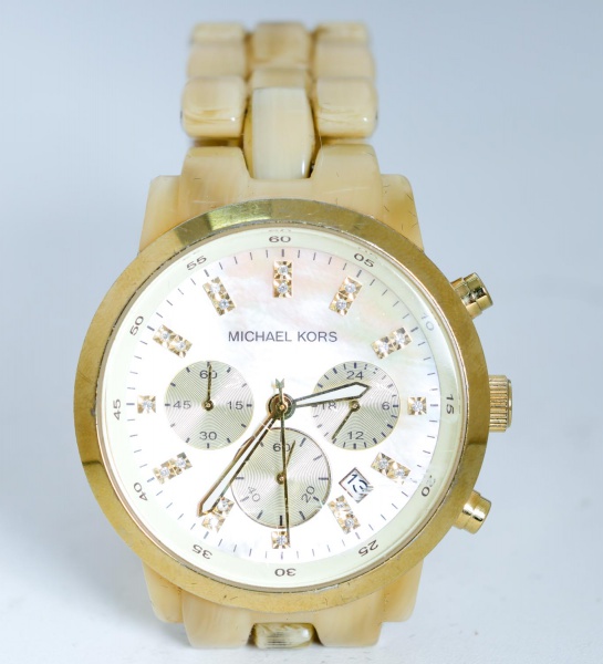 Relógio de pulso feminino Michael Kors, original, modelo MK-5217, com caixa dourada em aço inox, pulseira em resina bege, mostrador perolado com marcadores em cristais, cronógrafo, calendário e resist