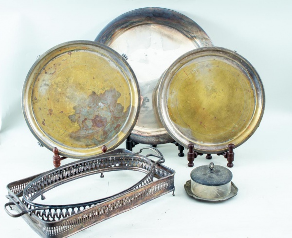 Lote composto por 6 peças em metal, sendo 3 bandejas ovais, 2 suportes para bandejas e 1 rechaud com tampa, medindo a maior bandeja 44 cm de diâmetro, apresentando marcas do tempo, desgastes, oxidação