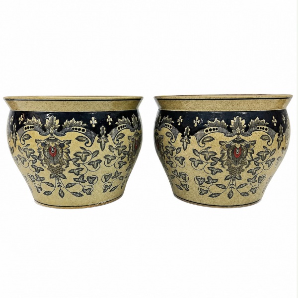 Par de vasos cachepôs chineses em porcelana, decorados em policromia com motivos florais e arabescos em tons de azul, bege e vermelho, apresentando na base selo de reinado chinês em escrita Zhuanshu (
