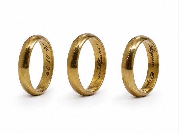 Lote com 3 alianças em ouro 18 k, todas com gravações internas personalizadas, sendo duas com as inscrições O que Deus uniu nada separa, Aline e Wagner, e uma com a inscrição Wagner 16.01.99, peso tot