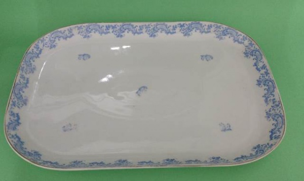 Joias . Bandeja com cercadura em metal prateado oval com porcel foto 6