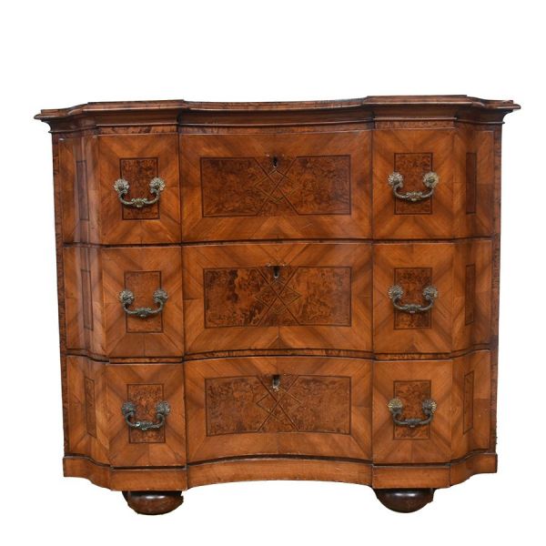 Joias . Notável cômoda Biedermeier, datável da metade do século XVIII. . Apresenta ...