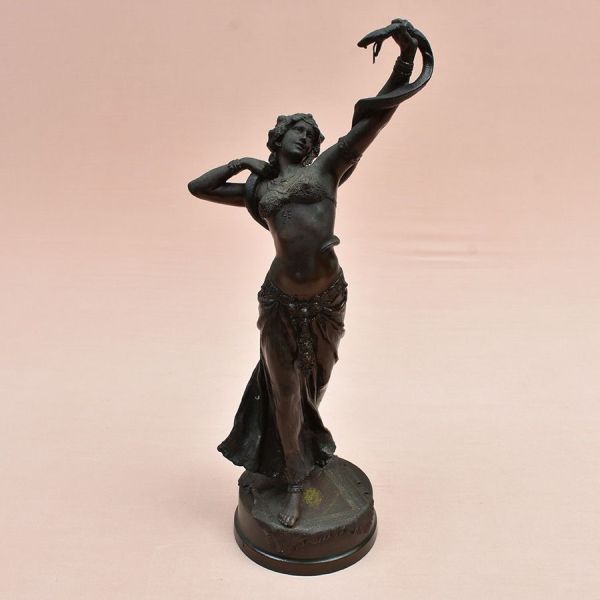 Joias . Escultura austríaca em bronze patinado, representando dançarina oriental em ...