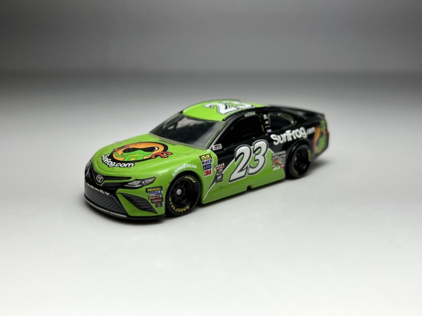 Toyota Camry Verde e Preto #23 SunFrog.com - Action Esc