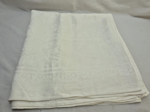 Lote 237 Toalha de mesa retangular para banquetes. Medindo 320cm x 170cm. Com marcas de ... Valor at