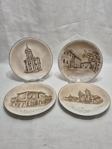 Joias . Jogo de 4 pratos decorativos em porcelana pintada à mão. Medindo 17,5cm de ...