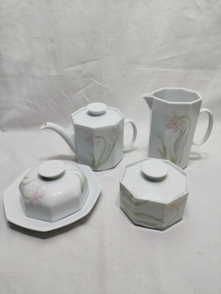 Joias . Jogo de servir chá, café com 4 peças em porcelana Renner flor rosa. Composto de ...