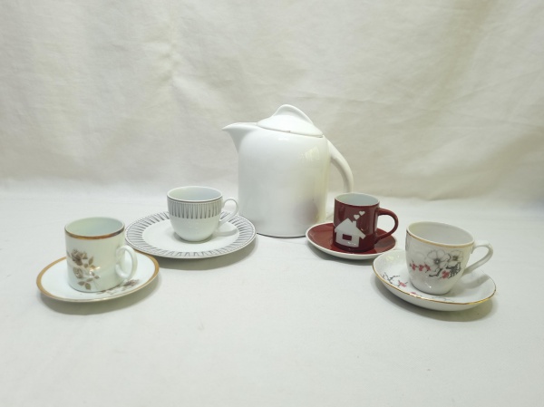 Lote 235 Lote de bule com 4 xícaras de café em porcelana, marcas e modelos diversos. ... Valor inici