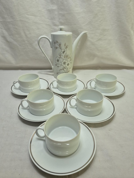 Lote 453 Jogo de bule com 6 xícaras de chá em porcelana, sendo o bule floral e as ... Valor inicial: