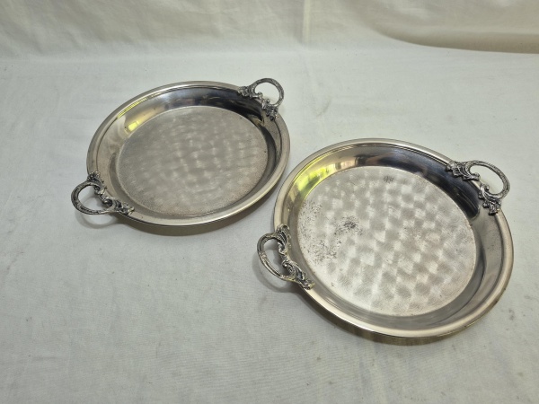 Joias . Lote de 2 travessas redondas com 2 alças em metal. Medindo 24cm de diâmetro.