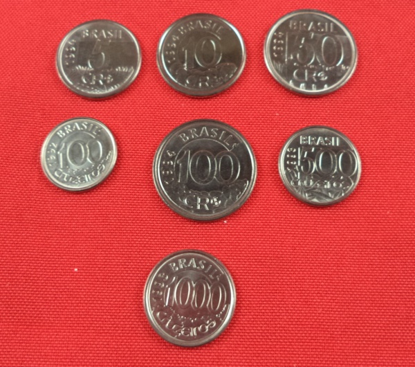 Arte . Lote composto por quatro moedas de 20 Cruzeiros dos ano foto 2
