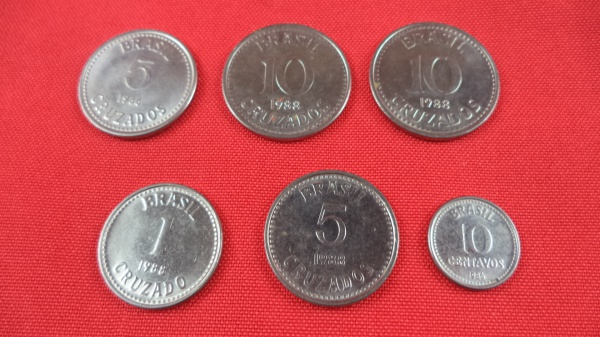 Arte . Lote composto por quatro moedas de 20 Cruzeiros dos ano foto 3