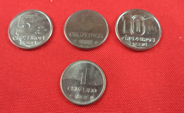 Arte . Lote composto por quatro moedas de 20 Cruzeiros dos ano foto 7
