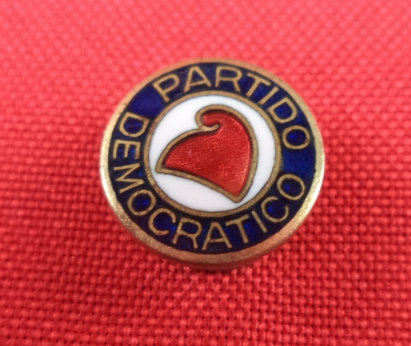Arte . Alfinete de lapela (pin) político antigo, datado do iní foto 3