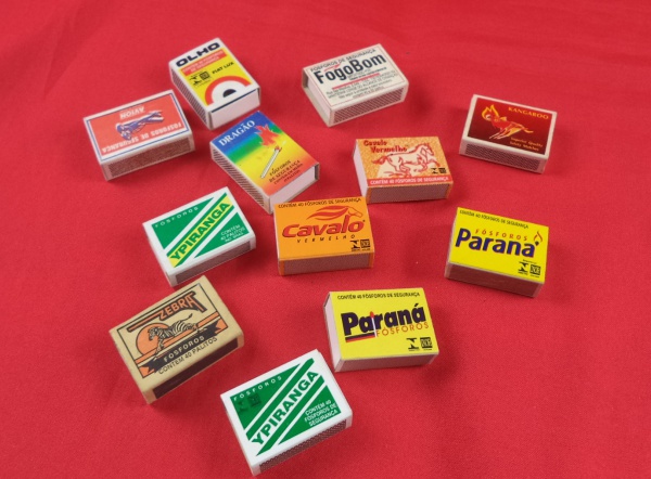 Arte . Tampa de garrafa antiga em porcelana alemã. Representan foto 2