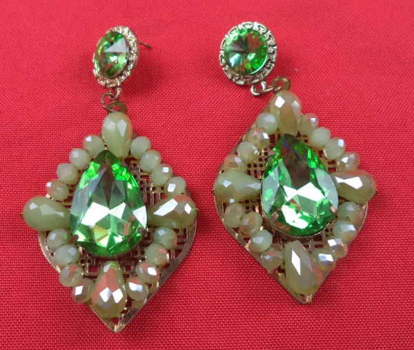 Arte . Broche vintage de strass, um acessório clássico de biju foto 5