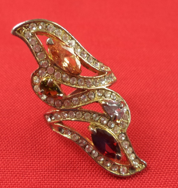 Arte . Broche vintage de strass, um acessório clássico de biju foto 6