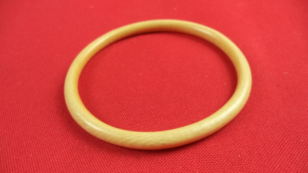 Arte . Antiga  pulseira de marfim tipo argola lisa. Medidas: 7 foto 2