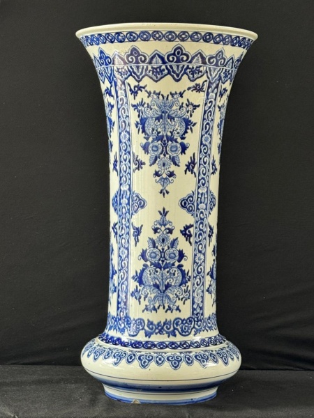 Joias . Faïencerie de Gien. Imponente floreiro francês em faiança vitrificada, ...
